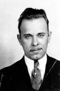 John Dillinger - một ganster cố thay đổi dấu vân tay của mình